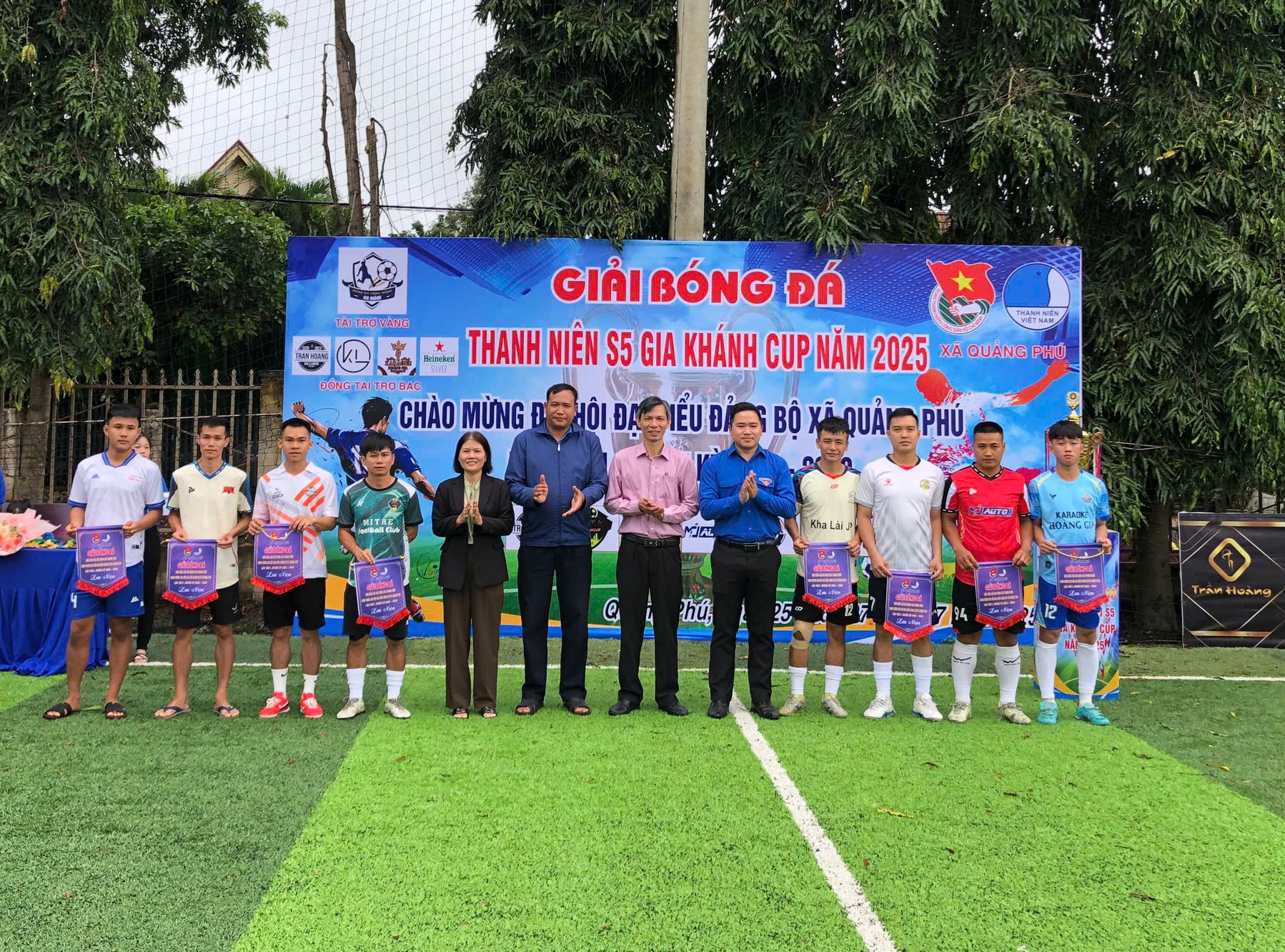 trao cơ lưu niên cho các đội bóng